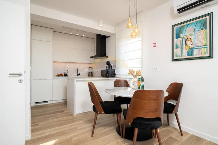 Dvosobni penthouse v Trogirju s strešno teraso